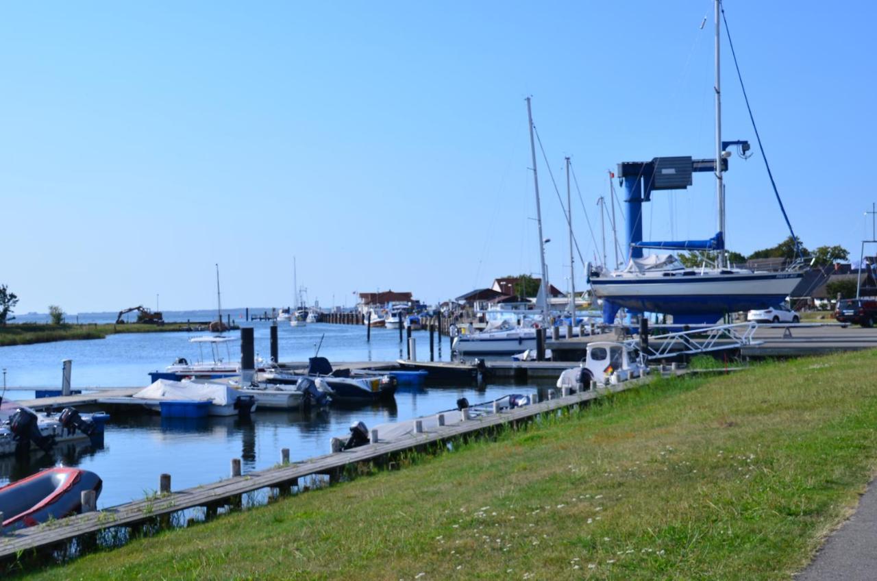 Reetferienhaus - Schaprode Hafen Buitenkant foto