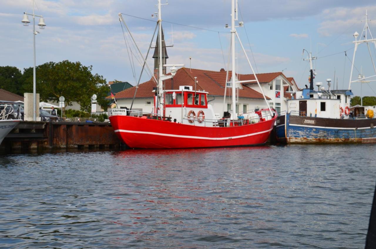 Reetferienhaus - Schaprode Hafen Buitenkant foto