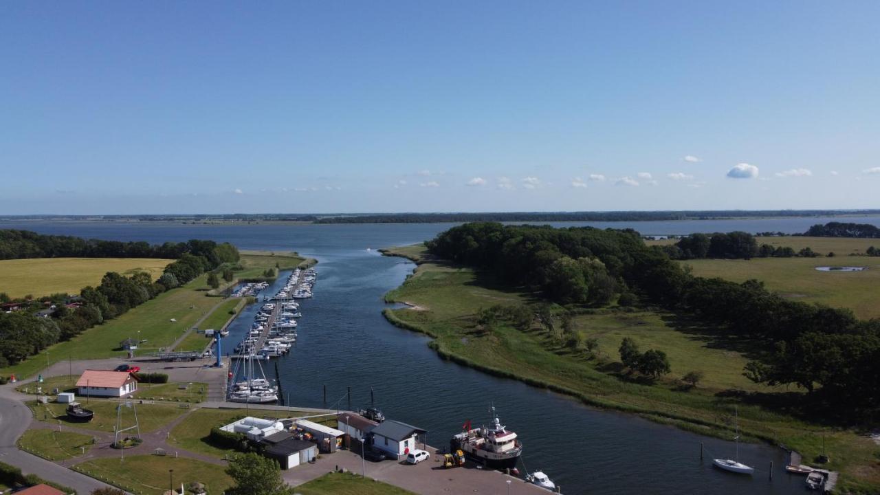 Reetferienhaus - Schaprode Hafen Buitenkant foto