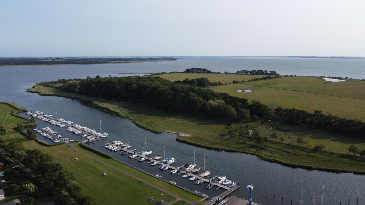 Reetferienhaus - Schaprode Hafen Buitenkant foto