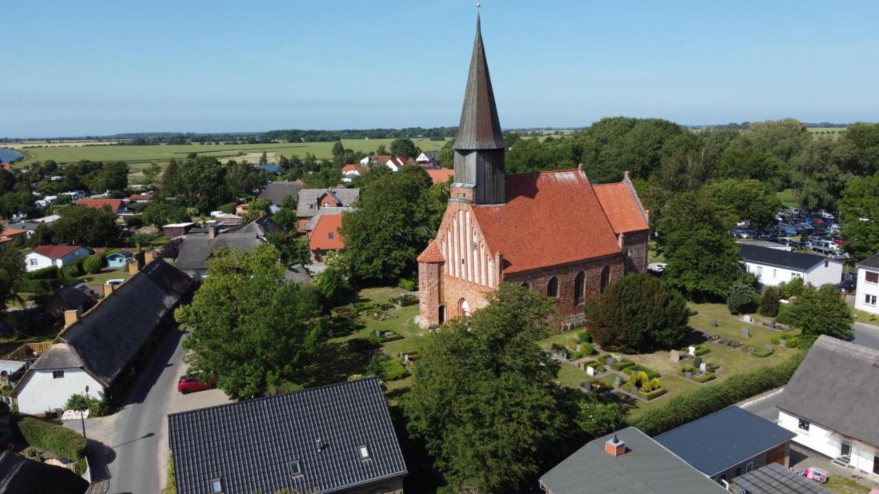 Reetferienhaus - Schaprode Hafen Buitenkant foto