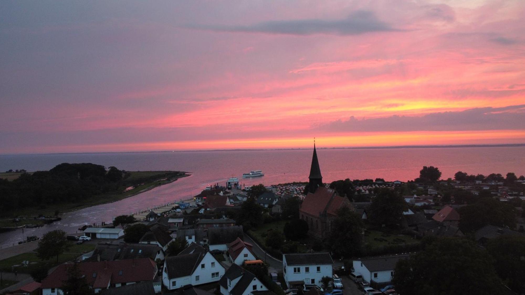 Reetferienhaus - Schaprode Hafen Buitenkant foto